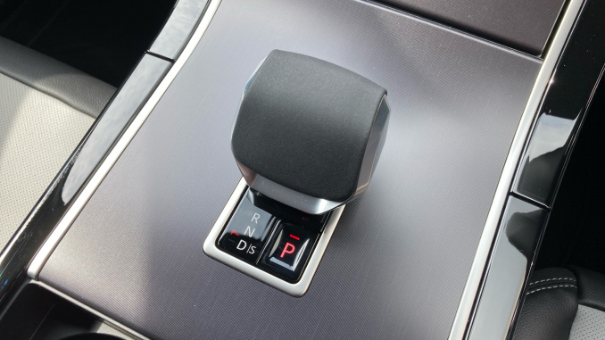 Land Rover Range Rover Velar 3.0 D300 MHEV Belgravia Edition Satin 5dr Auto Diesel Estate - Image 13